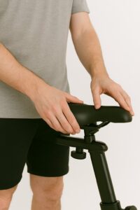 실내 자전거 무릎 통증 예방